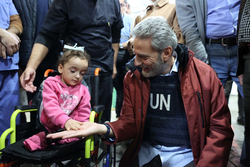 منسق الأمم المتحدة للشؤون الإنسانية في الأرض الفلسطينية المحتلة مهند هادي خلال زيارته الأخيرة إلى مجمع ناصر الطبي في خان يونس جنوب قطاع غزة